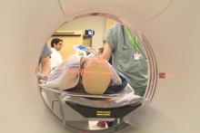 Le « patient » — un mannequin utilisé pour les exercices de simulation — subit un examen de tomodensitométrie.